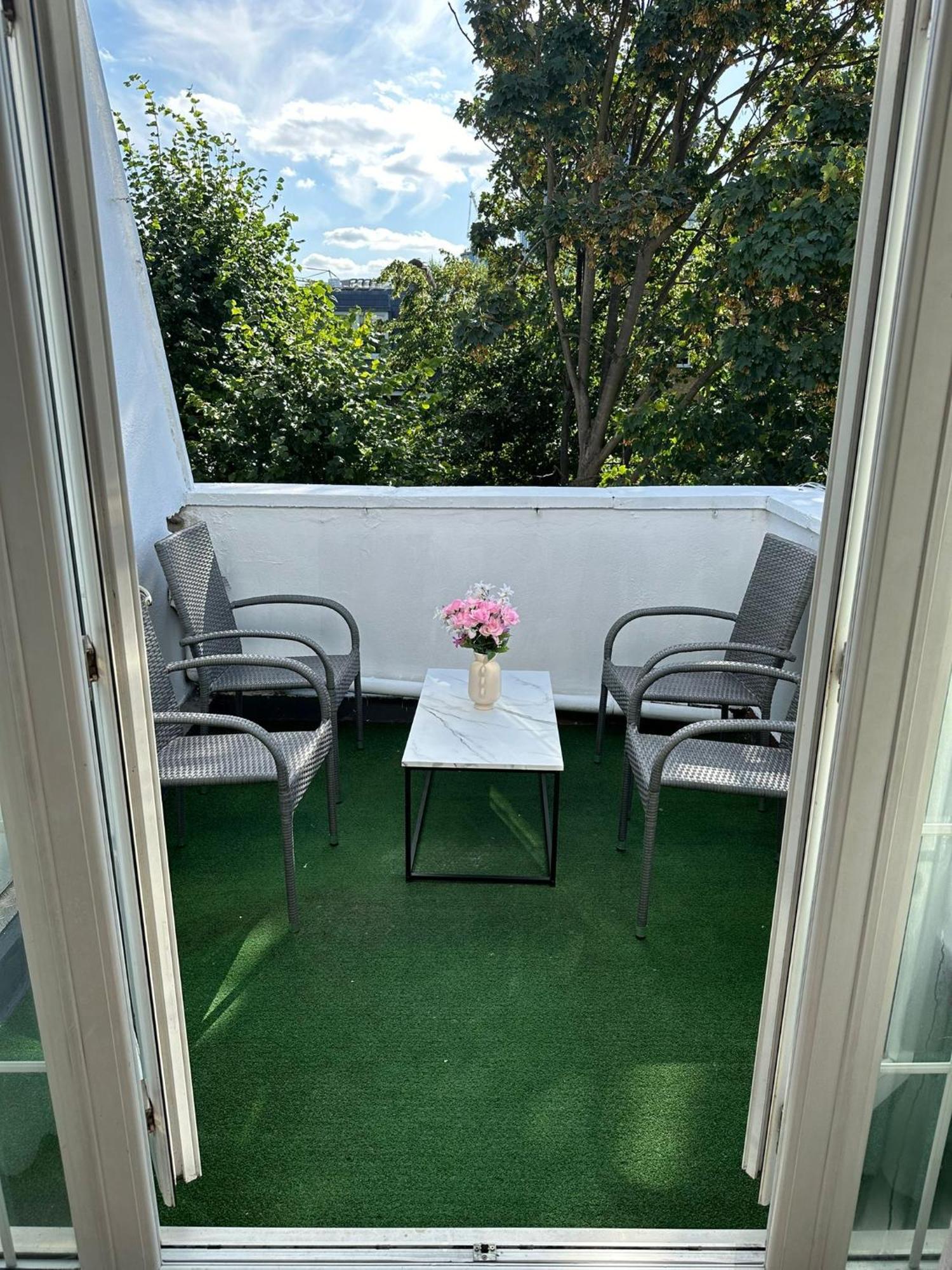 Newly Renovated Kensington 2 Bedroom Apartment With Balcony Near Harrods Sleeps 6, 2 Min Walk From Station London Exterior photo