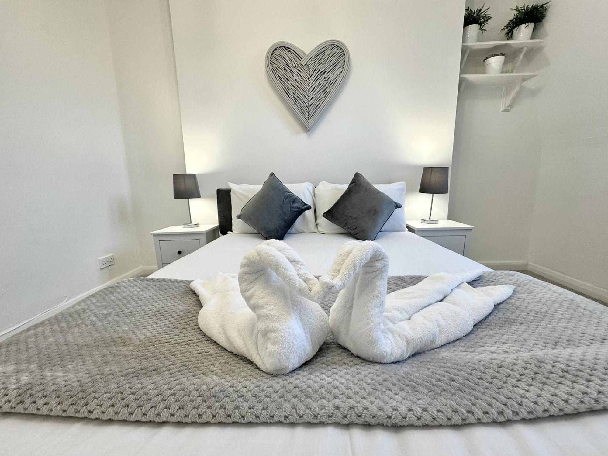 Newly Renovated Kensington 2 Bedroom Apartment With Balcony Near Harrods Sleeps 6, 2 Min Walk From Station London Exterior photo