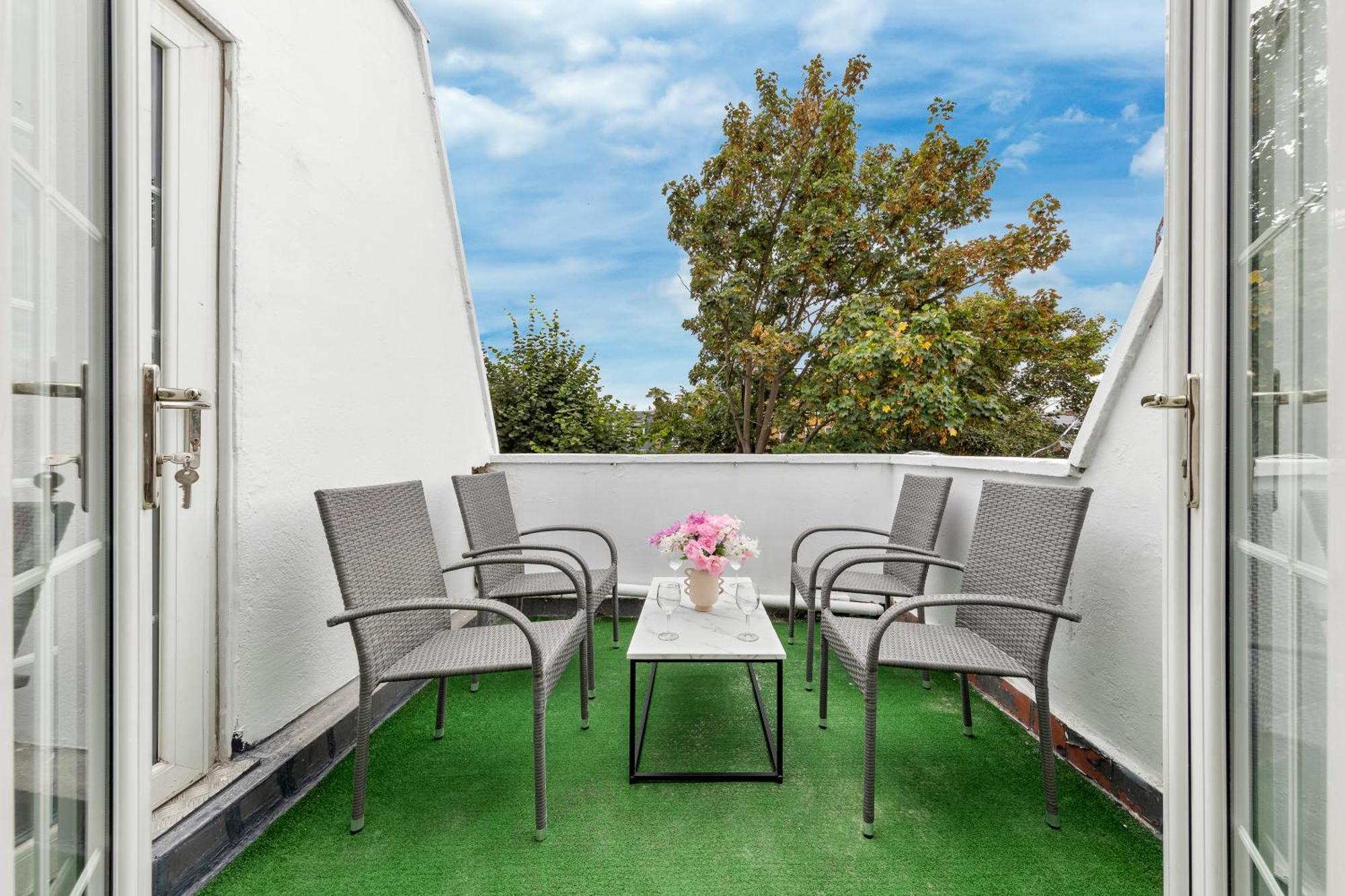 Newly Renovated Kensington 2 Bedroom Apartment With Balcony Near Harrods Sleeps 6, 2 Min Walk From Station London Exterior photo