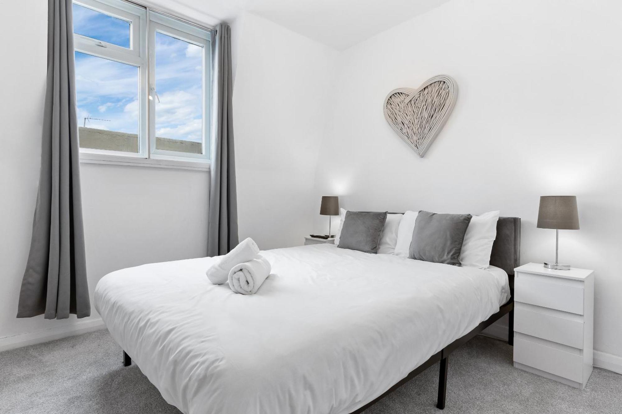 Newly Renovated Kensington 2 Bedroom Apartment With Balcony Near Harrods Sleeps 6, 2 Min Walk From Station London Exterior photo
